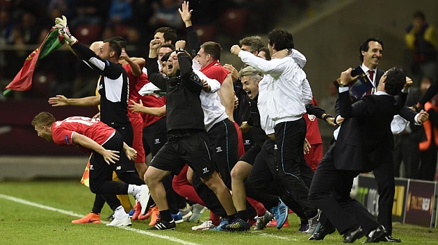 El banquillo del Sevilla celebra uno de los goles en Varsovia. AFP
