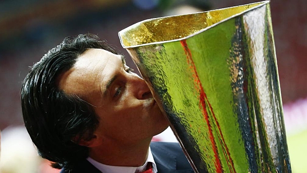 Emery besa la Copa de la Europa League. RTXPRIX