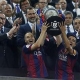 Xavi e Iniesta levantaron la primera Copa de Felipe VI