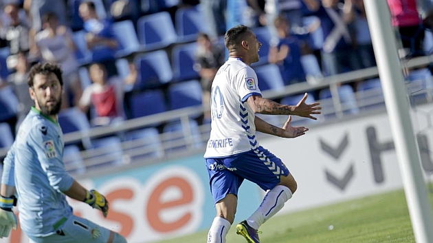 Suso celebra un gol ante Dani Gimnez | Foto: Santiago Ferrero