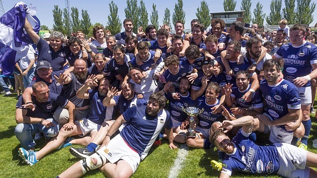 Los jugadores del VRAC, con el ttulo que les acredita campeones de Copa / Csar Minguela (Marca)