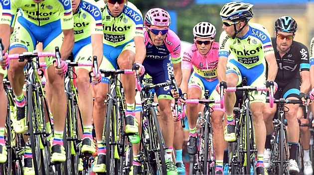 Contador, en la última etapa del Giro escoltado por su equipo. Foto: AFP