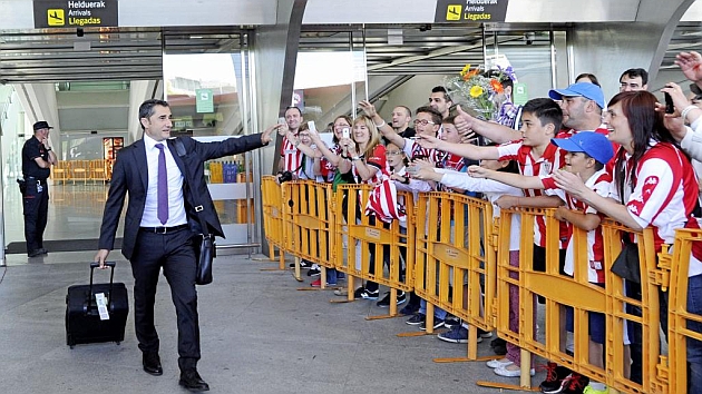 Ernesto Valverde y la expedicin del Athletic, recibidos por la aficin a su llegada a Bilbao. Foto: Juan Echeverria
