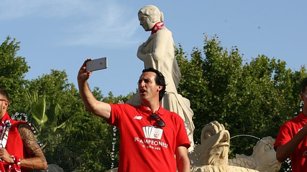 Emery se hace un 'selfie' en las celebraciones pasadas. PACO MARTN