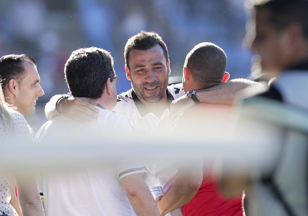 Ral Agn se abraza a su cuerpo tcnico al final / Santiago Ferrero (Marca)