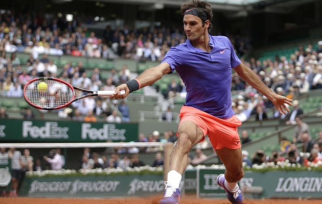 Federer golpea la bola durante el partido frente a Monfils. Foto: AFP