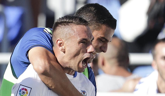 Aridane celebra con Suso el gol del capitn al Betis / Santiago Ferrero (Marca)