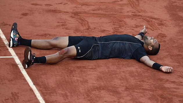 Tsonga se tumba en el suelo tras vencer a Nishikori. / AFP