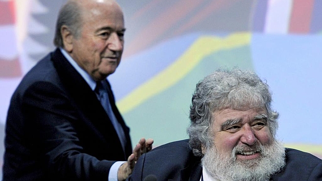 Blatter saluda a Chuck Blazer durante una reunin de la FIFA en 2011. Foto: AFP