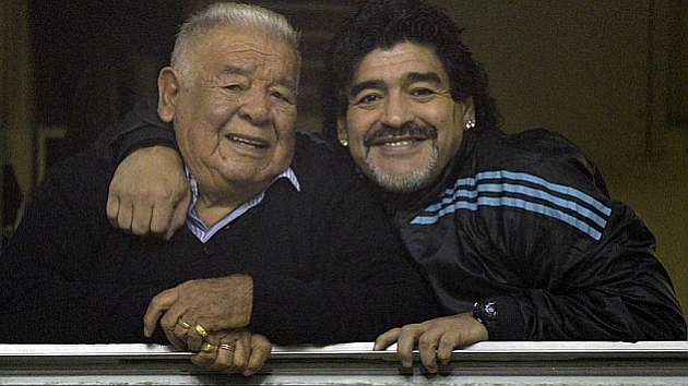Maradona posa con su padre, conocido como 'Don Diego'. Foto: AFP