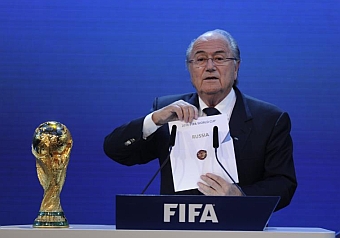 Joseph Blatter saca un sobre con el nombre de Rusia durante la votacin al Mundial de 2018. Foto: AFP