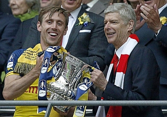 Monreal levanta, junto a Wenger, la FA Cup. Foto: AFP