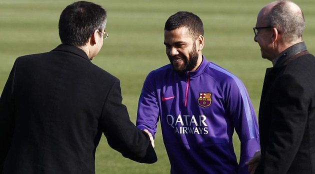 Bartomeu: Espero que Alves firme porque es un buen contrato