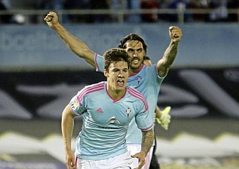 Santi Mina celebra uno de sus cuatro goles contra el Rayo Vallecano. Foto: Jorge Landn