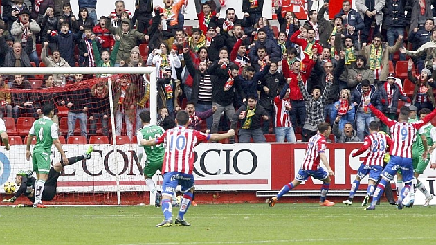La aficin del Sporting celebra el gol de su equipo al Betis, en la ida. TUERO-ARIAS