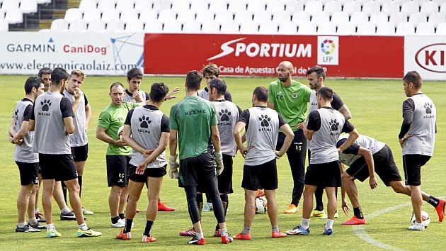 Munitis da instrucciones a sus jugadores antes de suspender el entrenamiento / José R. González (Marca)