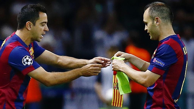 Momento en el que Xavi sustituye a Iniesta. Foto: Reuters