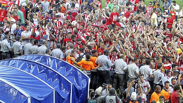 Aficionados del Girona delante del tnel de vestuarios / Joma (Marca)