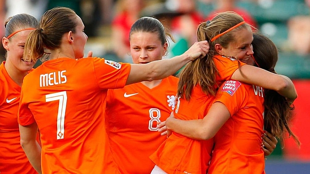 Las jugadoras holandesas se abrazan celebrando su primera victoria en el Mundial.