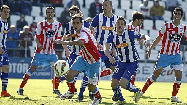 Pablo Caballero persigue un baln en el partido ante el Alavs / Luisa Portela (Marca)