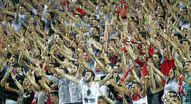 Aficionados del Sevilla durante el partido frente al Real Madrid. Foto: IIGO HIDALGO