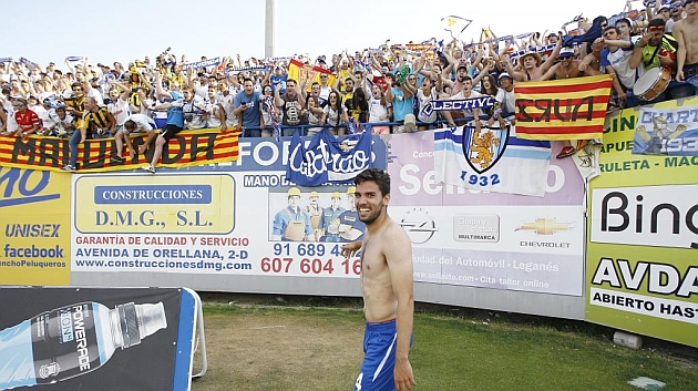 Leandro Cabrera saluda a los aficionados zaragocistas que se acercaron a Butarque / Angel Rivero (Marca)