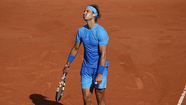 Rafa Nadal se lamenta durante el partido ante Djokovic en Roland Garros. Foto: AFP