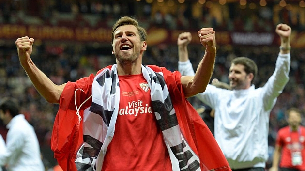 Krychowiak celebra la Europa League de Varsovia. AFP