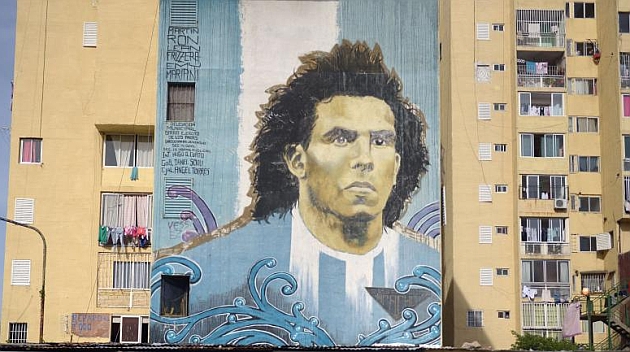 Mural con el rostro de Tvez en el barrio bonaerense del Ejrcito de los Andes. Foto: AFP