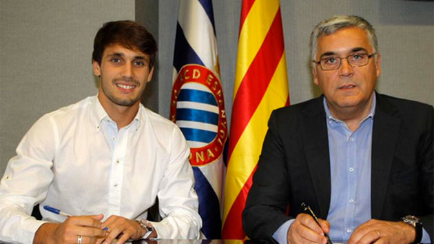Roberto Correa en el momento de la firma de su contrato.
