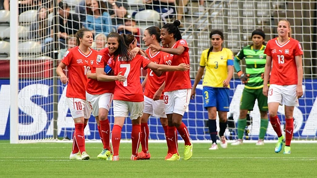 Martina Moser celebrando un gol con sus compaeras ante Ecuador.