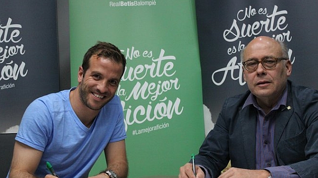 Van der Vaart y Ollero, firmando el contrato | Foto: Real Betis