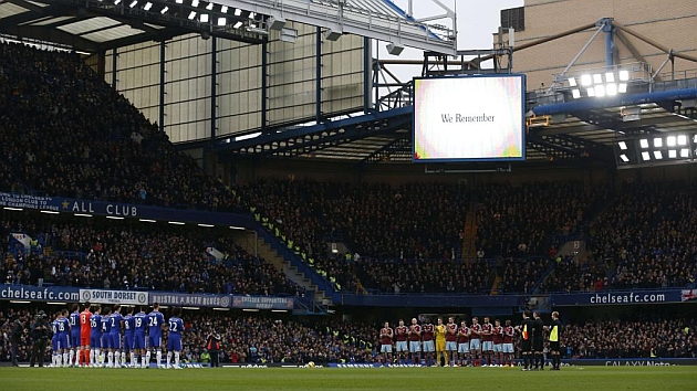 Minuto de silencio en Stamford Bridge esta temporada. Foto: AFP