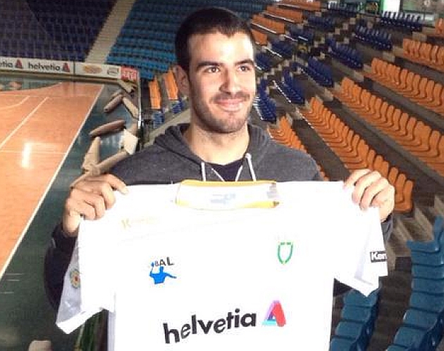 El pivote Ander Ugarte posa con la camiseta del Anaitasuna. Foto: @AnaitasunaBM