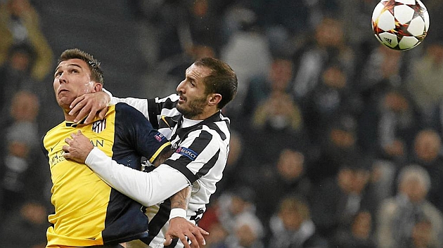 Mandzukic salta con Chiellini en un Juventus-Atltico de Liga de Campeones. / REUTERS
