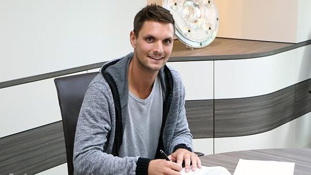 Sven Ulreich, firmando su contrato con el Bayern Mnich