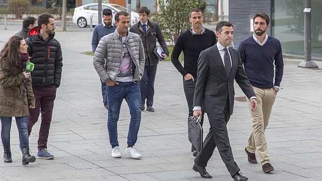 Jugadores del Betis llegando a los Juzgados de Pamplona | Foto: Jess Caso