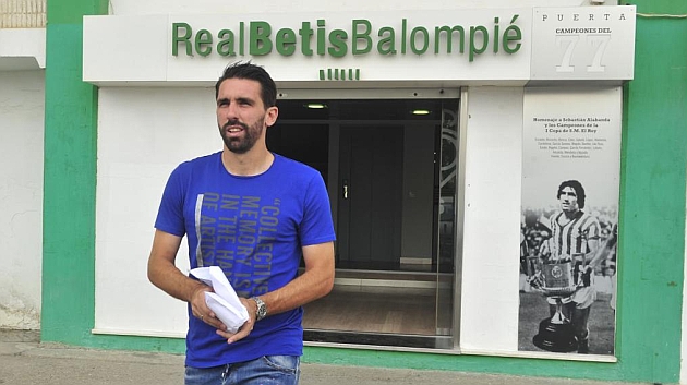 Jordi, saliendo de las oficinas del Benito Villamarn | Foto: Kiko Hurtado