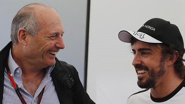 Alonso charla de forma distendida con Ron Dennis / RV Racing Press