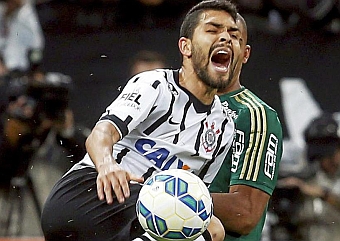 Petros recibe un golpe en un partido con el Corinthians. REUTERS