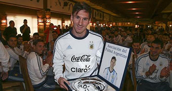 La AFA condecora a Messi por sus 100 partidos