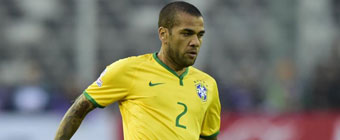 Alves: Le he dicho a Neymar que debe aprender de sus errores