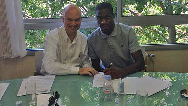Kondogbia, firmando su contrato. / @Inter