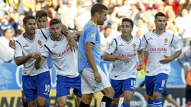 Los jugadores del Zaragoza celebran en La Romareda un tanto logrdo ante Las Palmas / FOTO: TONI GALN