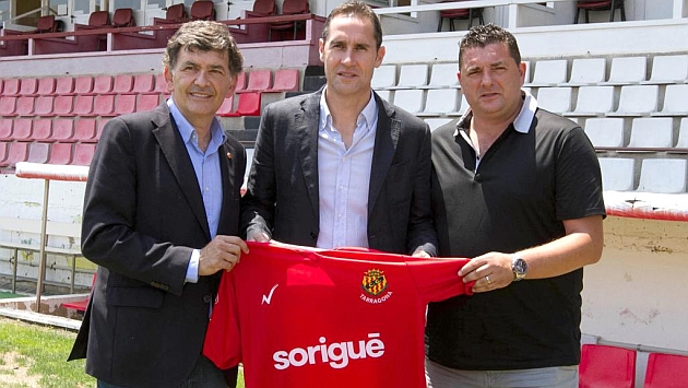 Vicente Moreno entre el presidente Andreu y el directo deportivo Viqueira