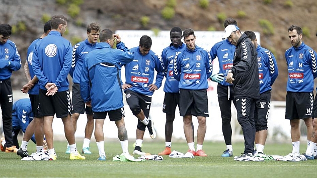 Los jugadores del Tenerife con Ral Agn en un entrenamiento