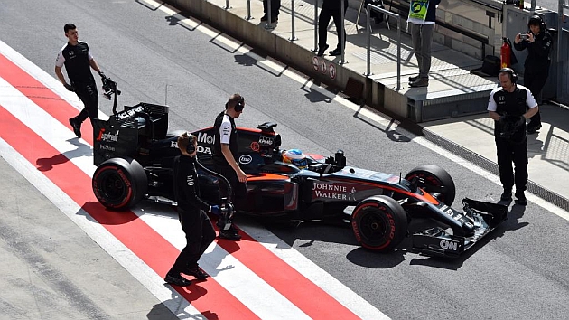 El McLaren de Fernando Alonso durante el segundo da de test en Austria.