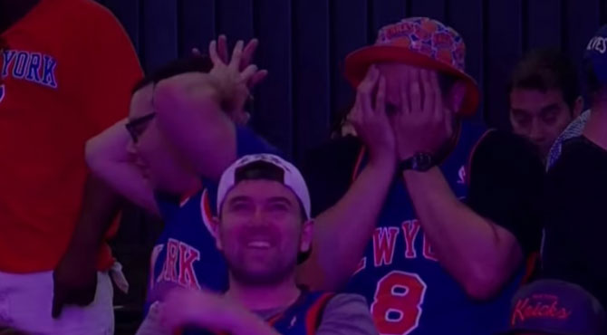 Lágrimas y abucheos; así reaccionaron los aficionados de los Knicks ante la elección de Porzingis