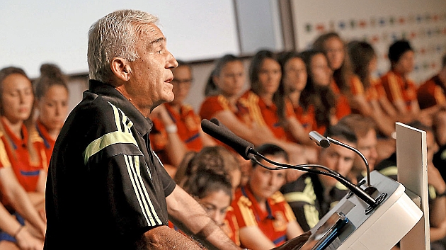 Ignacio Quereda (64) pronuncia unas palabras en el acto organizado por MARCAantes de que la seleccin viajase al Mundial de Canad
