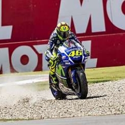 Rossi resiste a Márquez en la chicane